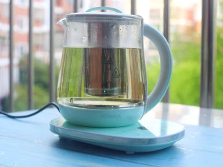 自制高颜值低卡水果茶,煮开。