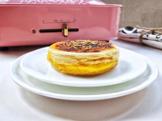 复刻街头美食~网厨第一个肉蛋堡,撒芝麻。