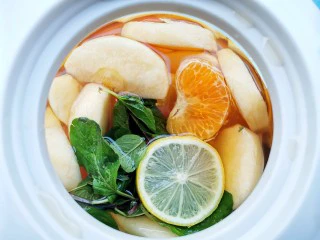 自制高颜值低卡水果茶,加入薄荷。