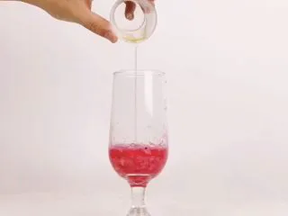 微醺来袭，更适合有趣灵魂的一款饮品,倒入竹蔗冰糖糖浆