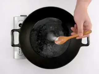 番茄烧菜 竟也有那么多小技巧,3-1 热锅倒水，沸腾前加盐、油