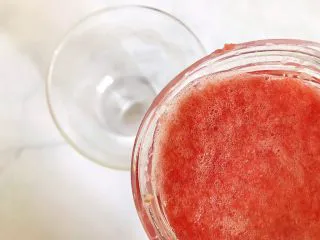 蜂蜜荔枝西柚汁,榨汁机完成工作之后将果汁倒入杯中