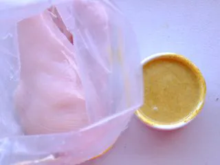 秘制异国风味鸡胸肉腌料&绝佳搭配 （减肥必备）,如上一个方子一样 准备封口袋 放入鸡胸肉