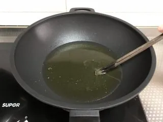 孜然牙签牛肉,锅中倒入稍多油，五成热