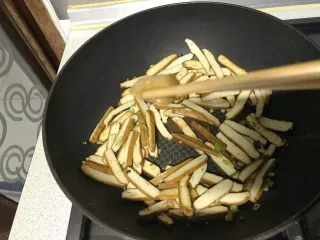 家常小炒韭菜香干,1/3块鸡精块。