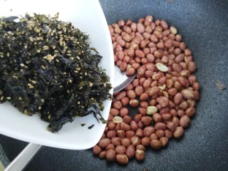 风味炒花生米,然后加入海苔。