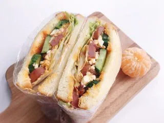 （创意菜）老干妈风味咸鸭蛋酒肠三明治,对半切开，有没有很诱人！