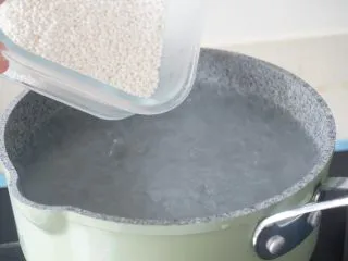 自制香芋西米露超好吃，甩糖水店几条街,2､水开后加入西米，煮至剩一点小白心就关火闷20分钟。