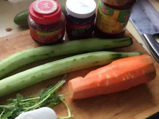 大新疆风味炸酱面 ,先来看看需要准备的材料。 甜面酱：一瓶，豆瓣酱：一瓶，黄豆酱：一瓶，洋葱：半个，黄瓜：两根，胡萝卜：一根，香菜：一小点儿，大葱：一根，牛肉馅：200克