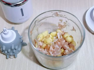 自制蒜蓉辣酱,蒜皮与蒜瓣分离开来啦！将蒜皮取出。