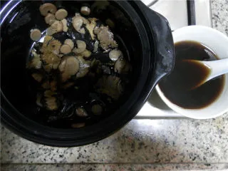 妇科圣方《四物汤》,熬好后倒出药汁。