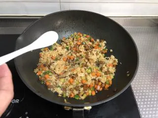老干妈鸡丁炒饭,调入适量盐翻炒均匀