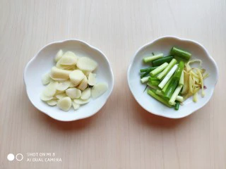 香辣粉丝包菜,大蒜去皮切片 ，葱姜切好。
