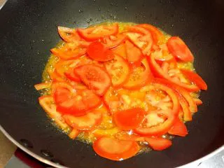 酸汤肥牛（番茄浓汤版）,倒入番茄炒至软烂。