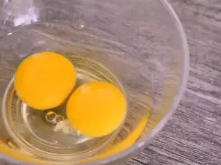 东北经典传统小吃:东北饭包,鸡蛋打散,下锅炒碎