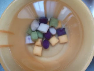 芒果芋圆西米露,捞出投凉防止粘连