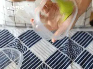 山楂之恋在秋季,经典小吃都在这了~,山楂泥晾凉后倒入保鲜盒(保鲜盒可以先刷一层薄薄的油),入冰箱冷藏一晚后切块。