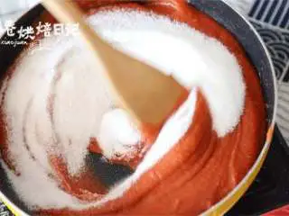 山楂之恋在秋季,经典小吃都在这了~,打磨好的山楂泥已经非常细腻,然后把山楂泥倒入砂锅内。 加入200克砂糖,用中火不停的翻炒。
