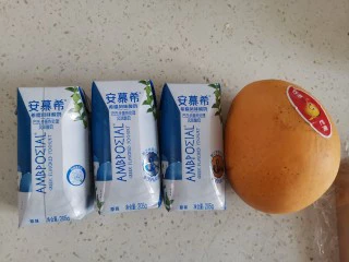 厚切芒果酸奶,准备酸奶和芒果