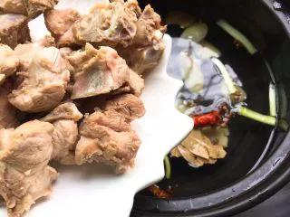 家常菜+酱骨肉,取出砂锅，先加入清水再陆续加入配料，骨头
