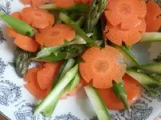 东南亚风味 【黑胡椒鸡块】,锅子洗净 重新倒点油煸炒芦笋 胡萝卜断生 关火 倒入炸好的鸡 块 撒上椒盐 黑胡椒 翻炒均匀即 可享用。