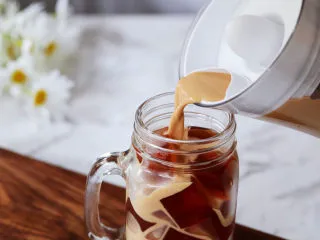 茶冻撞珍珠奶茶,再将晾凉的珍珠奶茶倒入杯中即可