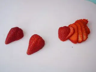 无需烤箱的奶香布丁,草莓清洗干净后按自己喜好切片或切成小块，等布丁蒸好取出晾凉后，再把草莓摆上即可