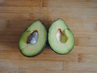 牛油果酸奶昔,中间破开分两半