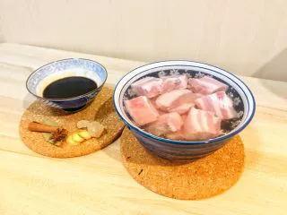 老上海风味的红烧肉,将五花肉切成麻将🀄️大小的块 泡在加了一勺陈醋的凉水中泡去血水 料酒,酱油,老抽调一碗酱汁备用