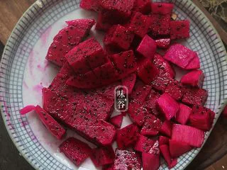 火龙果银耳糖水,火龙果去皮切成块状；