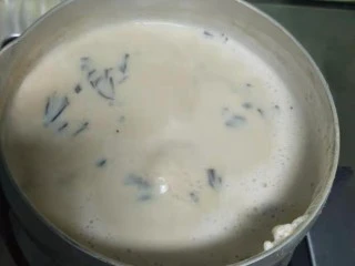 红糖珍珠奶茶,煮开撇去浮沫