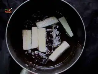 馋嘴蒜香茄条,锅里放适量油,烧到8分热时放入茄子