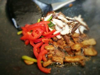 #猪年#五花肉炒香菇,放入青红椒和香菇