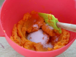 红薯圆红豆汤,趁热将红薯压成泥（我称了一下重量约280克）加糖约20克拌匀。 