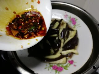 香肠风味蒸茄子~一锅两菜,茄子淋上调好的酱汁