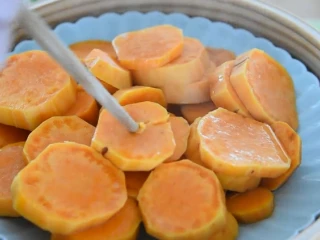 福清番薯丸这么经典的小吃你会做吗?,20分钟后用打开蒸锅,用筷子插下番薯,松软即可