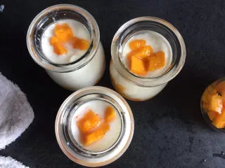 草莓布丁+芒果布丁,上面再放几粒水果丁