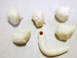 花样馒头~小蜗牛馒头,取白色面团拖搓成图中状态，作为蜗牛的身体