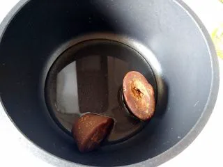  人气小吃糖不甩,红糖加水混合，开小火