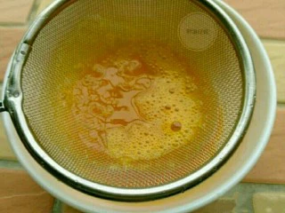 肉沫豆腐蒸蛋,过筛。