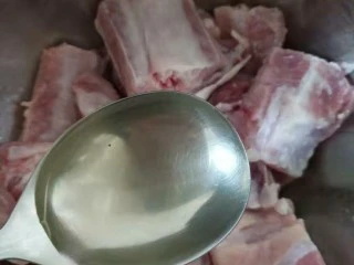 香酥排骨蒸土豆,加一汤勺料酒