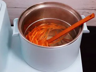 家常辣炒土豆丝,放入适量的盐,把胡萝卜丝进行焯水 ,看见胡萝卜丝变软捞出沥干水分备用。