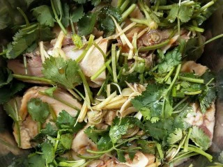 花雕酒焗藤椒手撕鸡,腌制半小时。