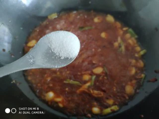 香辣粉丝包菜,加入少许盐。