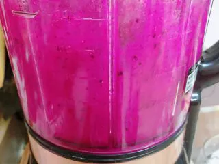 梦幻火龙果酸奶杯,大块儿火龙果放入破壁机，选择奶昔键打40秒即可。