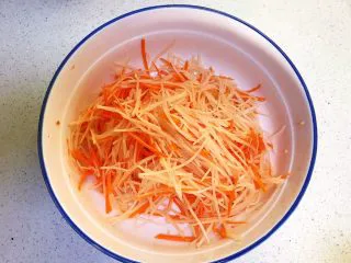 时蔬鹌鹑蛋早餐饼,调匀后腌制5分钟