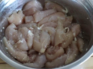 街头名吃炸鸡块,鸡胸肉切块，调料腌制一小时