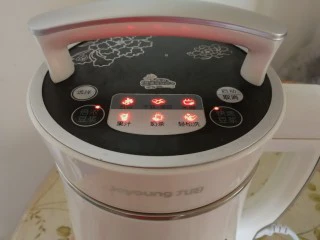 百香果+芒果苹果汁,料理机接通电源