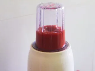 老北京小吃之“山楂糕”,把煮烂的山楂放进料理机打碎。