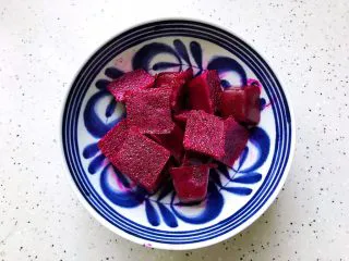 火龙果薄荷气泡水,一块块挖出放入碗内